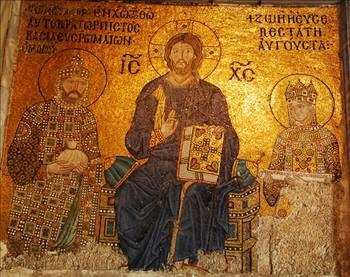 Güney Galerideki İmparatoriçe Zoe Mozaiği:  <br>  Ortada Pantokrator (Kainatın hakimi) İsa, sağ eliyle takdis işareti yapmakta, sol eliyle incilerle bezenmiş cildi olan Kutsal Kitabı tutmaktadır. İsa&#8217;nın bir yanında imparatoriçe Zoe, diğer yanında Zoe&#8217;nin üçüncü kocası Konstantinos Monomakhos yer almaktadır. Bizans tarihinde entrikaları ve evlilikleriyle ün yapan imparatoriçe Zoe kocalarını değiştirdikçe mozaik üzerindeki imparatorun başı ve isminin belirten yazının da değiştiği sanılmaktadır. Konstantin&#8217;in kafası ve üstündeki yazıt kazınıp, tekrar yapılmıştır. Orijinal mozaik Zoe&#8217;nin ilk kocasına aitti. Bu panoda İmparatorluk ailesinin kiliseye şükran ve bağışları sembolize edilmektedir.