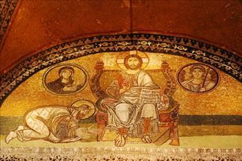 İmparator Kapısı Üzerindeki Mozaik:  <br>  Bu mozaik pano 9. yüzyıl sonunda yapılmıştır. Ortada son derece süslü taşlar ve incilerle süslenmiş taht üzerinde oturmuş Pantokrator İsa bir kaide üzerine basmaktadır. Sağ eli takdis işareti yapmakta, sol eliyle dizi üzerinde açık duran bir kitabı tutmaktadır. İsa&#8217;nın ayakları önünde secde eder durumda imparator altıncı Leon şefaat isterken görülür . İki kenardaki madalyonların birinde Meryem tasvir edilmiştir. Diğerinde ise lilisenin koruyucusu baş melek Cebrail tasvir edilmiştir.