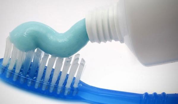 nce ok ksa bir tarih bilgisi: Sodyum florid, 19. yzylda &#8220;eytan zehri&#8221; olarak bilinen ve fareleri yok etmek iin kullanlan bir kimyasald. Daha sonra Naziler insan ldrmek iin kullanrken ok farkl bir zelliini kefetti.