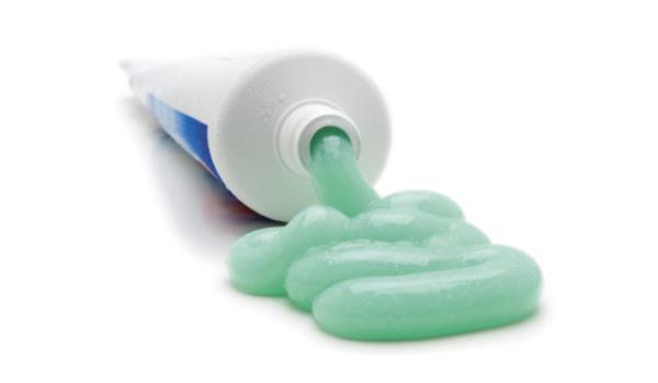 Di rklerinden koruma amacyla di macunlarna da katlan bu kimyasal maddenin salk zerine daha baka yan etkileri olduu da zellikle son 5 yl ierisinde yaplan yzlerce aratrmayla ortaya karld: