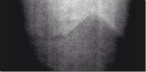 Ay piramidi    <br>  Apollo 17 grevi srasnda ekilen bir fotoraf halka szdktan sonra aklanamayan gizemli grseller arasndaki yerini ald. Bu fotoraf bata NASA tarafndan karartlarak karanlk olduu gerekesiyle imha edilmeye allsa da, fotorafn dijital ortamda kontrastyla oynandnda ok belirgin bir ekilde Ay'da bir piramidin yer ald grlyor.