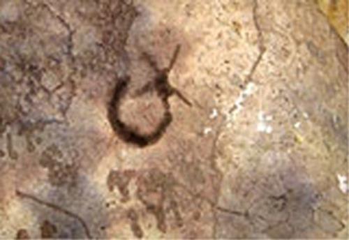 Ay Yldz<br>    Trk piramitleri olarak bilinen bugn in topraklarnda yer alan, eski Trklere ait byk tmlsler (ant mezarlar) ierisinde artc izimler dikkat ekiyor. Duvarlarn yapm srasnda i duvarlara kaznan, &#8220;ay-yldz&#8221; ve Ouzlarn Kay Boyu&#8217;nun, yani gnmzde Trkiye Trkleri olarak geen Trk kavmimin, damgas olan &#8220;I Y I&#8221; sembolnn bulunmas tartmalara yol amtr. Trklerin slamiyet ile birlikte kltrlerine kattklar dnlen ay-yldz sembolnn kkeninin ok daha eskilere dayand ynnde nemli bir kant olan bu izimlerin srr henz aydnlatlamamtr.    Ancak temel olarak Trk mitolojisinde yldzn Vens olduu bilinmektedir. Ve hilal eklindeki Ay&#8217;n Vens&#8217; kucaklamasn temsil etmektedir. Vens, Yunan mitolojisinde Afrodit&#8217;tir ve Trk mitolojisinde de kadn temsil eder. Halk arasnda da oban Yldz olarak bilinir. Ay ise Trk mitolojisinde erkei ve atay temsil eder &#8220;Ay Dede&#8221; buralardan gelen bir tanmdr. Yani bu sembol, bir anlamda erkein kadn kucaklamas, erkekle kadnn bulumas manasn tar diyebiliriz. slamiyete geiten sonra bu sembole yklenen anlam da deiime uram olabilir. Belirttiimiz gibi tam olarak durumun bir aklamas yoktur.