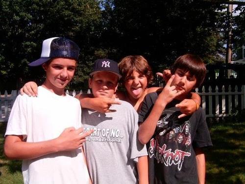 Kimin eli kimin cebinde?  <br>       Bu fotorafra ise drt ocuk kameraya poz veriyor ancak fotorafta fazladan bir el var. Hayr bir gz yanlmas sz konusu deil ve  beinci bir ocuk arkadan elini uzatmyor. Beinci ocuk olmadn dnecek olursanz, bu fazladan elin fotorafta nasl belirdiini sylemek son derece g.