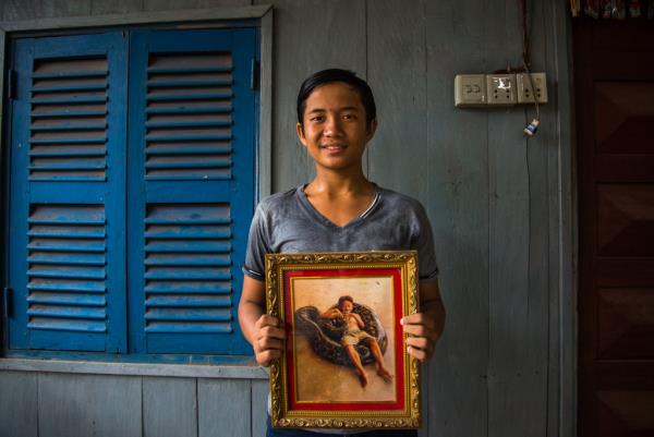 Yllar sonra o ocuk yeniden grntlendi. Sambath artk yalnz. Aile, gnlk bakm olduka masrafl olan dev pitonu vermek zorunda kaldklarn sylyor. Aile Piton'un aktnda 10 tavuk yediini beliritiyor.