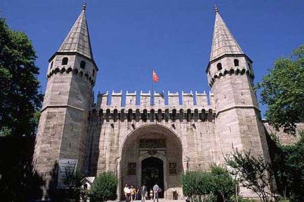 Yazya gre San Zaccaria, tarihteki en eski Venedik rahibe manastrdr ve efsaneye baklrsa Due'ye Duelik tac ilk kez burada rahibeler tarafndan taklm. Bu rahibeler Benediktin tarikatna mensuptur ve Ortaa geleneklerine gre Benediktin tarikat manastr bir tr yeryz cennetidir. stanbul'da Cennet Bahesi ile sembolik olarak ilikilendirilen tek yer ise Topkap Saray idi. Sarayn i ksmlarna girebilmek iin  ayr kapdan gemek gerekiyordu.