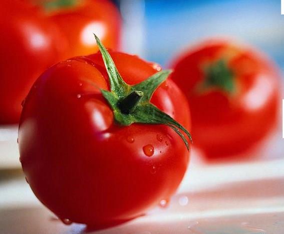 Domates: Hcrelerdeki DNA&#8217;y korumaya yardm eder. Kansere kar koyan enzimleri glendirir.