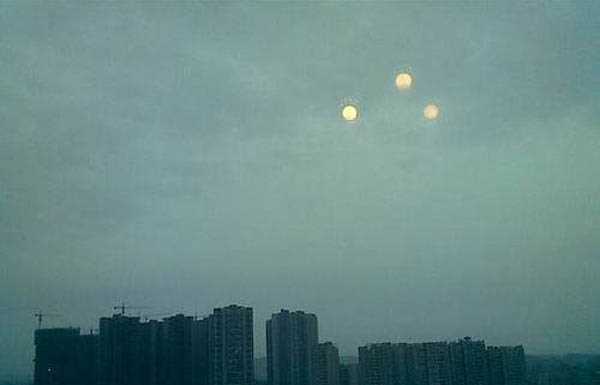 in'in kuzeyindeki Changchun blgesinde gkyznde birdenbire 3 tane birden Gne ortaya kt. Normal boyuttaki Gne'in etrafnda iki kk Gne belirdi. Bir astronomi fenomeni saylan artc olayn ilk deil.