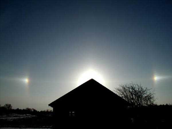 "Krlma" (Refraction) diye tanmlanan gkyz olay, elektromanyetik dalgann ynnn ya da hznn deimesi ile meydana geliyor. Gne ve etrafndaki kk kl dairenin etrafn kl halkalar evreliyor.