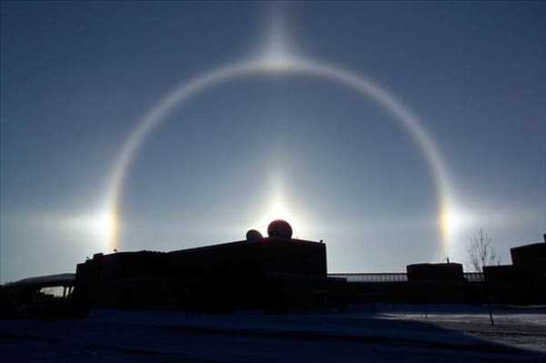 "Sun dog" ad verilen bu fenomen insan zihnini ok uzun sredir megul etmekte.