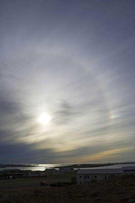 "Sun dog", artlar olutuunda, gnein 22 derecelik ayla her iki tarafnda da grmek mmkn...