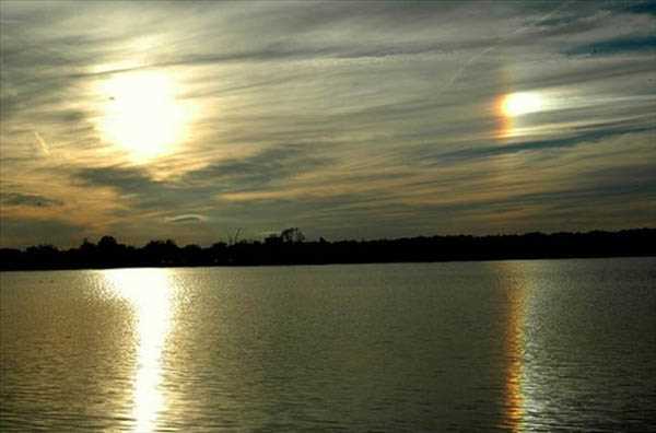 lgin doa olaynn nedeni ise atmosferdeki buz kristallerinin bulut oluturmas. Bu buz kristalleri atmosferdeki n krlmasna ve Gne'in etrafnda daire eklinde iki k olumasna neden oluyor.