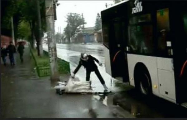 12. Otobsle ev tayan kadn