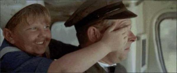 27. Annesinin kucandan kap otobs birbirine katan ocuk