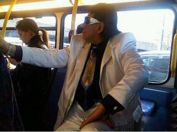 25. Ne i yapt merak edilen enteresan kyafetli adam