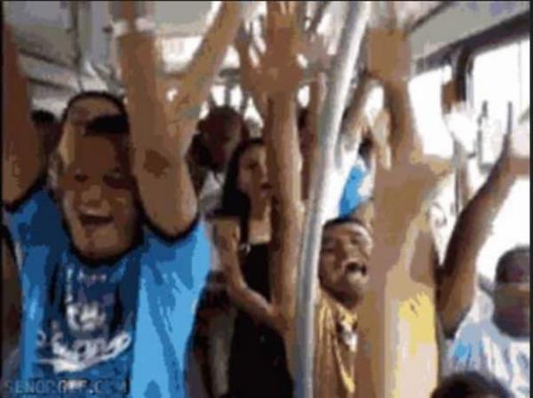 32. Otobsn savrulmasna elik eden yolcular   Neden Trk rodeocu kmyor sorusu aklmza geliyor.