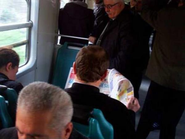 5. Oturan adamn gazetesini okumaya alan adam   Bu tr, genellikle spor sayfasn okumaktan holanr.