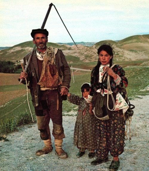 Sivas'ta, fotoraf Fulvio Roiter tarafndan ekilen orak tayan bir baba ve iki kk kzn grdmz bu fotoraf, Roiter'in TRKE adl kitabnn ilk karelerinden.