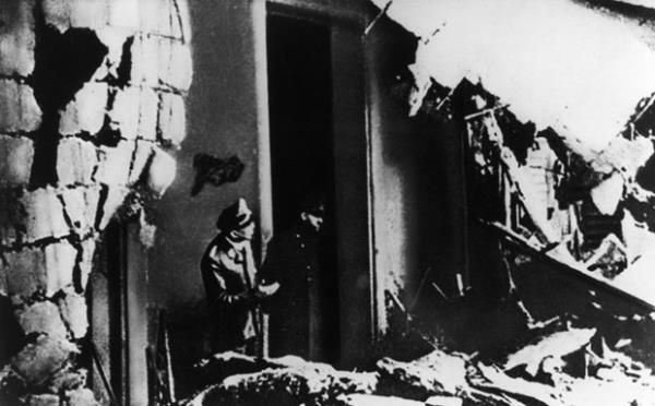 Almanya eyalet bakanlar geen yl yaptklar bir toplantda, telif haklar serbest kalsa da "Kavgam" kitabnn yorumsuz basksna izin verilmemesini kararlatrmt.