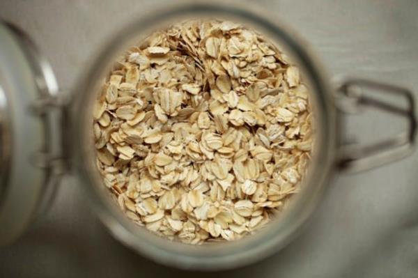 4. Yulaf ezmesini bekletin...   <br>  Kt kokular gidermek iin buzdolabna az ak bir kasede yulaf ezmesi koyun. Bir gn beklettikten sonra o kt kokudan eser kalmayacak.