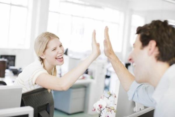 Deri: Erkeklerin toplam 1,8 metrekare, kadnlarn 1,6 metrekare derileri vardr. Kadn derisi daha ince ve kuru, bu yzden de daha hassastr. Erkekte ter bezleri ve deri alt ya bezleri daha fazla olduundan derisi yaldr ve daha ok terler.