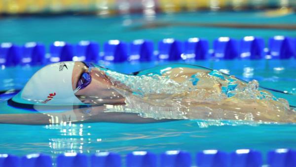 Yzme Yetenei: Kadnlar derilerinin altndaki ya tabakas nedeniyle daha iyi yzerler.