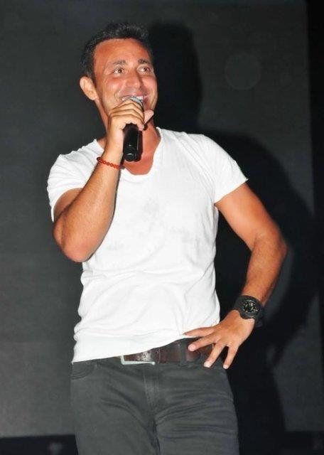 ubuklu Vadi Evleri&#8217;nde oturan Mustafa Sandal, 110 metrekare olan evinin salonunun parkelerini batan aaya deitirdi.