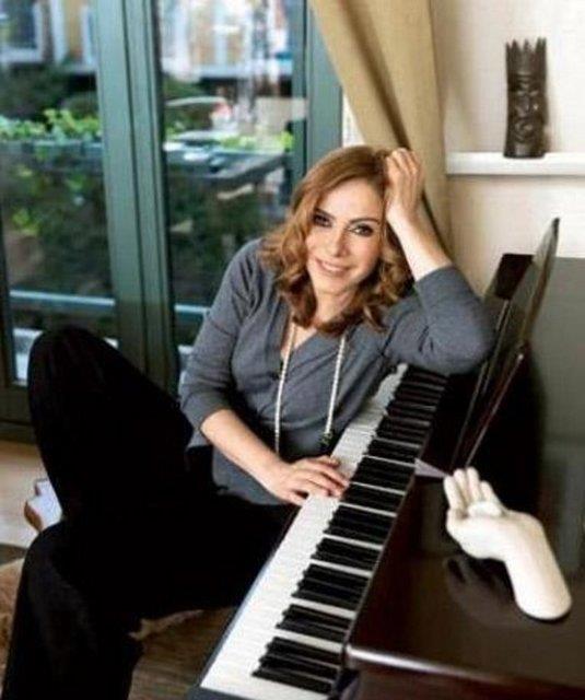 Zuhal Olcay; Altunizade Mesa Konaklar'ndaki evini tamamen kendi zevkine gre dekore etmi. Evine hibir dekoratr adm bile atmam.