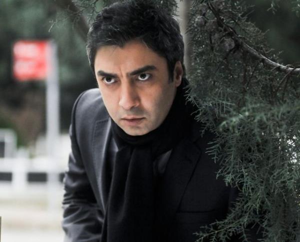 Oyuncu, inaat devam eden 320 metrekarelik dairesinin dekorasyonunu kendisi yapacak.