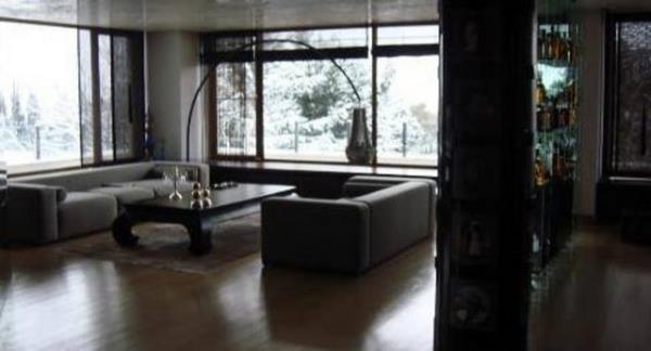 Salon ok geni olduu iin tek karede fotoraflayamadn belirten Yazgan, babasnn dekorasyon iin kuland aksesuarlar da takipileriyle paylat.