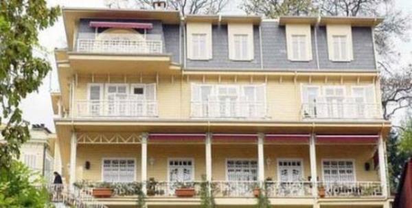 Avar'n evliyken oturduu ve sonradan sata kard Saryer'deki kona.