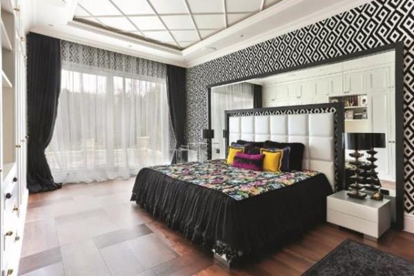 "kimiz de kalabalk davetler vermeyi seviyoruz. Misafirimiz hi eksik olmuyor. "