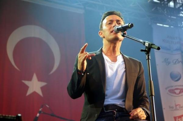 Salonunun yeni zemininde Hollanda mal en kaliteli parkeleri kullanmay tercih eden nl popu, parkelerin metrekaresi iin tam bin 390 TL dedi.