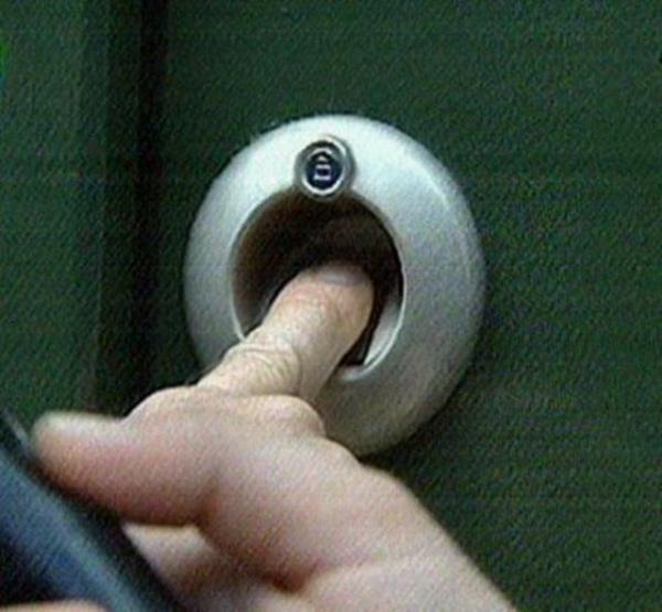 Hatrlanaca gibi nl arkc Demet Akaln'n yatak odasna parmak iziyle girildii haberlerinin yaynlanmasndan sonra ok konuulmutu bu sistem.