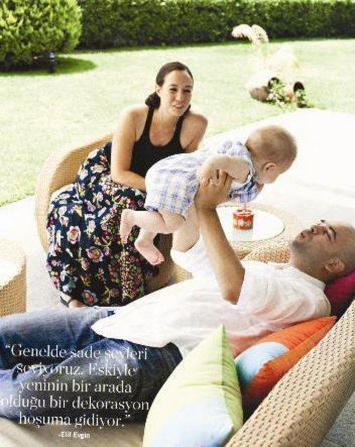 nl sanat Erol Evgin'in olu Murat ei Elif ve olu Erem ile birlikte bu evde yayor.