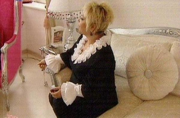 TE YEN EVM nl arkc Safiye Soyman yeni tand evinin kaplarn at.