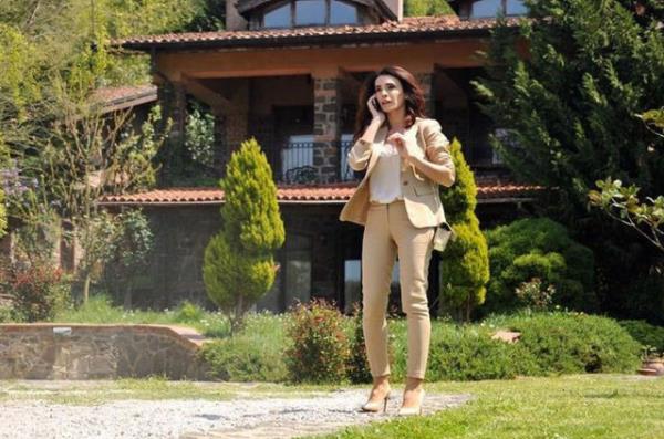 Songl den ve Mert Frat&#8217;n barollerini paylat &#8216;Sere Saray&#8217; dizisine adn veren Sere karakterinin oturduu lks villa, nl trkc brahim Tatlses&#8217;in eski ei Derya Tuna&#8217;nn villas kt.