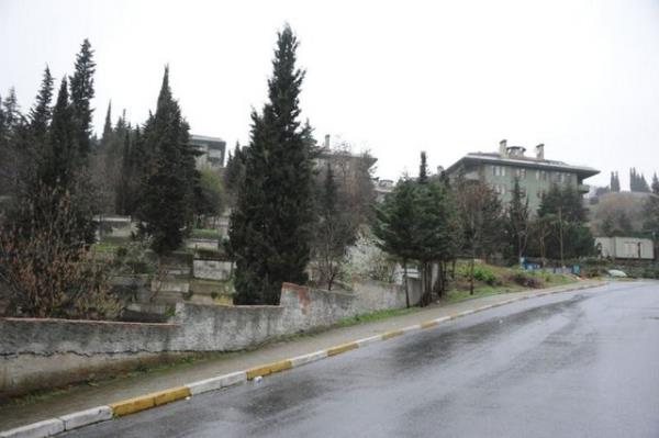 Yeilay ayrld ynetmen sevgilisi Tolga Karaelik'in de oturduu Bebek'te 9 bin lira kira dedii Boaz manzaral apartman dairesinden Ortaky srtlarnda lks bir siteye tand.