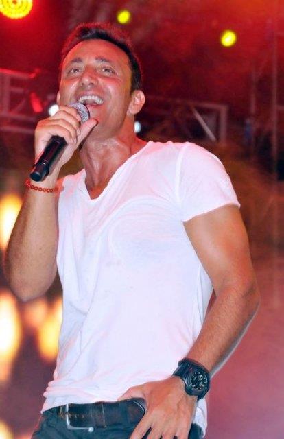 EV FYATINA PARKE DETT<br>  Mustafa Sandal evinin salonunun zeminini yenilemek iin neredeyse bir ev paras dedi. Kesenin azn aan nl popu, 110 metrekarelik salonunu tam 153 bin liraya Hollanda mal parkeyle detti