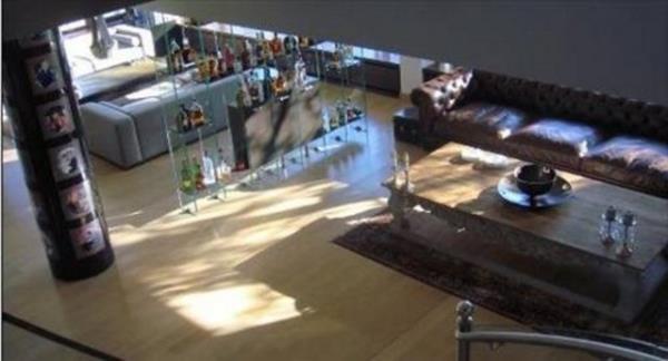 Babasna doum gn iin byle bir srpriz hazrladn belirten Yazgan, evin her kesini gezip tm ayrntlar tek tek grntledi.