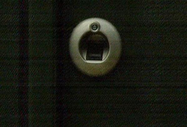 EVNE PARMAK ZYLE GRYOR <br>nl arkc Ferhat Ger, sevgilisi mr Gedik ile birlikte kaldklar ve yeni tandklar evinin kaplarn ilk kez at...