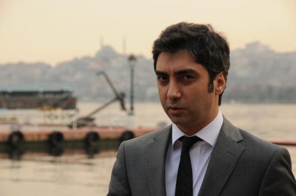 Haftalk 80 bin lira kazanan, Ataehir&#8217;de onlarca dairesi ve dkkn bulunan nl oyuncu, son emlak yatrm iin kesenin azn sonuna kadar at.