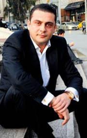 19 yllk haberci olan Takn, ilgin tarzyla tannyor.