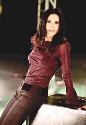 Bir dnemin gzde haber spikerlerinden Defne Samyeli oyuncak pandayla uak karlmas olayyla ilgili bir rportaj yapyordu ki hi unutulmayan o soruyu sordu: