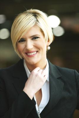 CNN Trk'n deneyimli spikeri zge Uzun da ok konuulan bir canl yayn kazas yaad.  <br>  Uzun, Ocak aynn son gnlerinde Ankara'da youn ekilde yaan karla ilgili bir haber sunarken okullarn yar yl tatiline girdiini unutunca kendisine Twitter'dan mesaj gnderen seyircilerin kurban oldu.