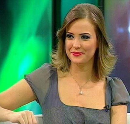 Canl yayn kazas yaayan bir baka spiker de Simge Fstkolu.  <br>  Habertrk'te gece kua haberlerini sunan Fstkolu dalgnlk ya da aceleyle sanda maa teliyle ekrana kt.