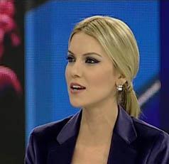 Bir baka deneyimli spiker Pelin ift de ounluk filminin ynetmeni Seren Yce ve barol oyuncularndan Settar Tanren'i konuk ald programnda kk bir kaza yaad.