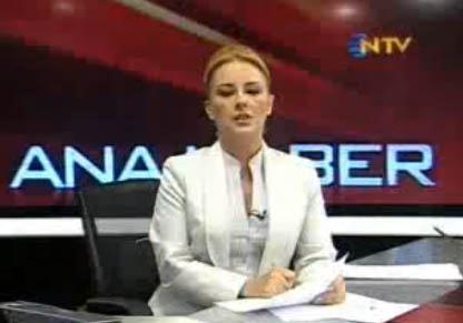 Dikkaya, haberi sunduktan sonra konuyla ilgili VTR yayna girdi.  <br>  Bir baka ses haberi verirken bu arada da Dikkaya'nn sesi duyuldu: "Bacam gzkmyor deil mi?"  <br>  Dikkaya'nn rejiyle yapt bu konuma birebir ekrana yansd.