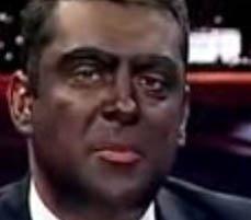 Flash TV'nin haber spikeri Gkhan Takn, kazalarla deil de yapt ilgin sunumlarla kendinden sz ettirdi.  <br>  Bir keresinde Barack Obama'ya benzemek iin yzn siyaha boyad Takn.