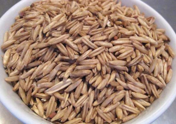 Tahllar ierisinde daha fazla znebilen posa iermesi ile ne kan bir tahldr. Ayrca demir, selenyum, manganez, inko, E vitamini ve dier B grubu vitaminlerinin iyi kaynadr.Yksek oranda znebilir posa ve antioksidan zellii ile yulaf kanserden korunmada kullanlabilecek mucize besinlerden birisidir.Yulaf tketildikten sonra iinde bulunan lifler su ile birleip jelleir ve mideyi daha ge terk eder bylece uzun sreli tokluk hissi salar.