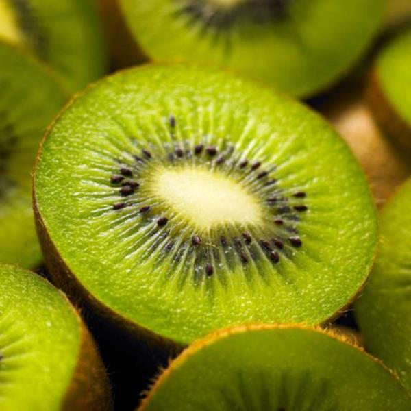 C vitamini oran yksek olan bir meyvedir. Kivinin bitkisel besinleri DNA&#8217;y korur,antioksidan zellii vardr,kan ekeri kontrol iin yararldr,kolon kanserini engellenmesine yardmc olmaktadr.Astma kar koruma salar,Kivi kolesterol seviyesini drr, kan basncn ayarlayarak yksek tansiyonu drr, gs kanserini nlemede faydaldr, baklk sistemini glendirir, kan temizler, grip ve souk algnlnda tedavi edicidir.